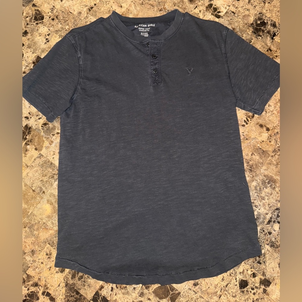 Men’s American Eagle shirt